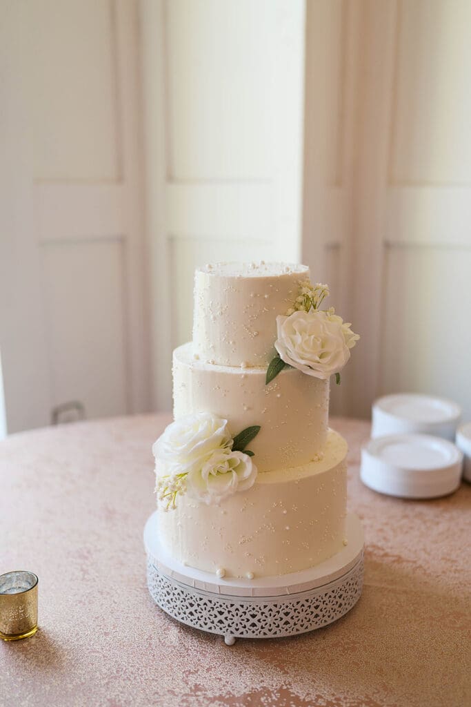 stunning picture of the wedding cake