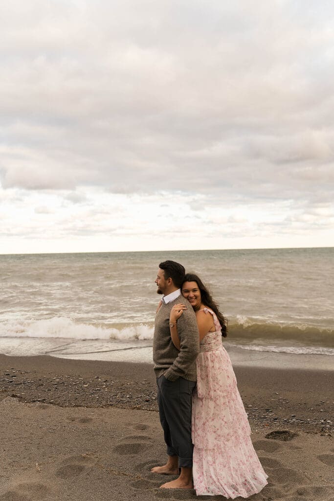 couple hugging during their candid photoshoot